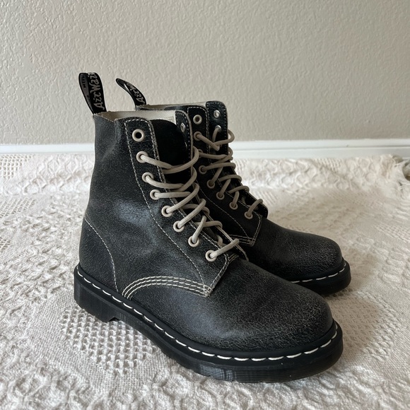 NEW Dr. Martens Classic Leather Pascal Boots Black Women’s Size 8 - Picture 15 of 15